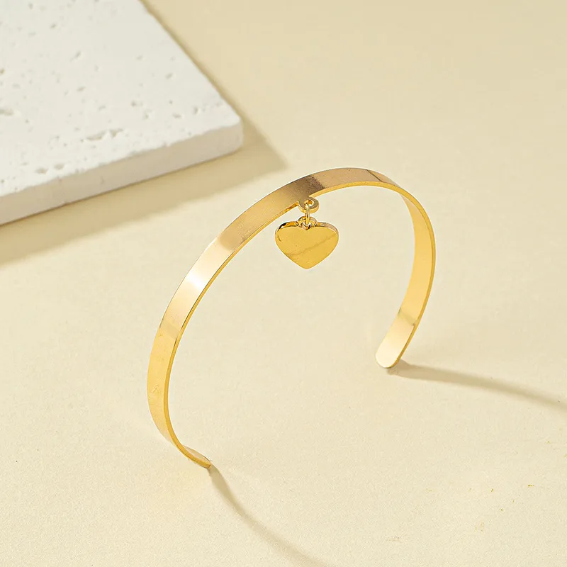 Heart-Shaped Pendant Bracelet